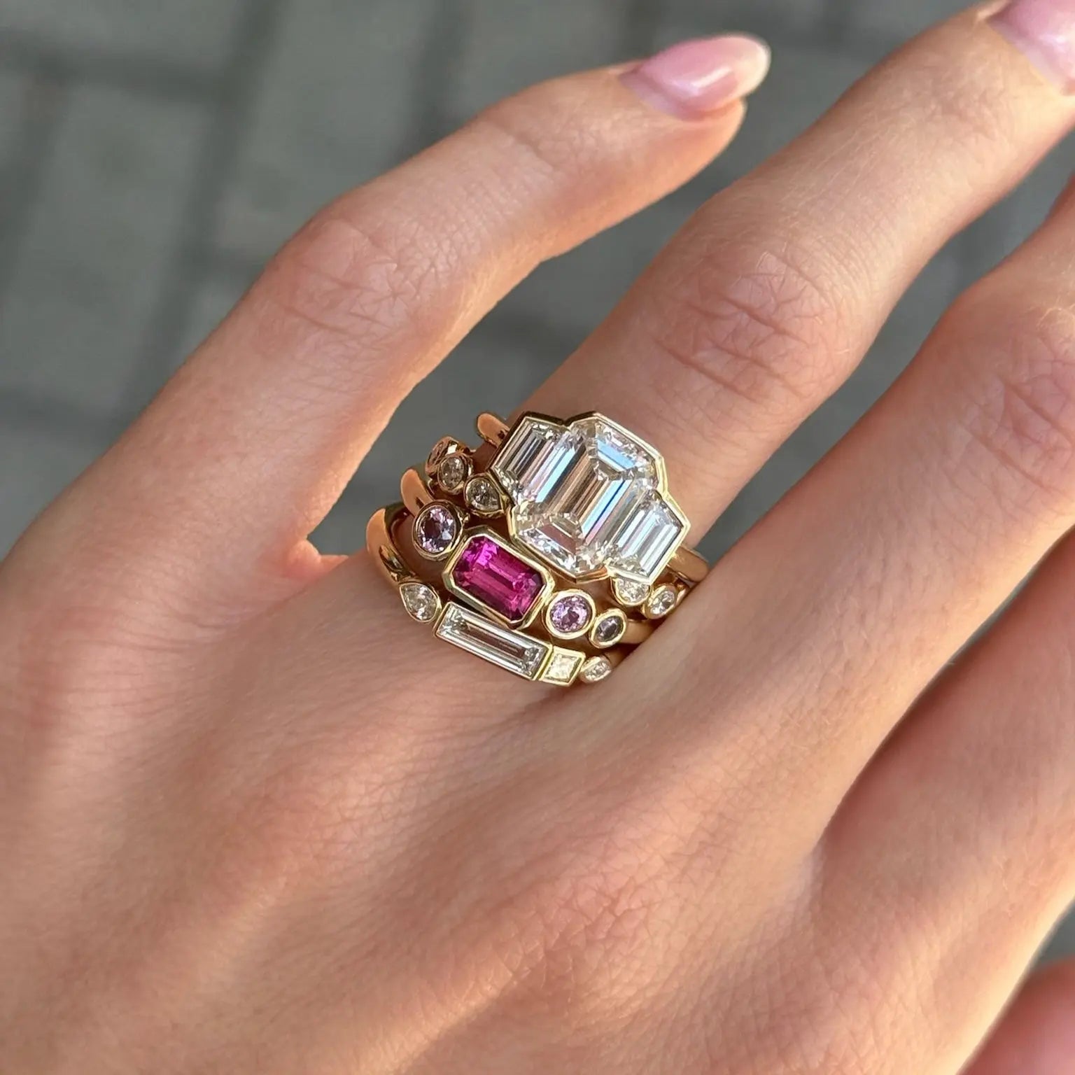 0.56ct Hot Pink Sapphire Linear Band - Image 2