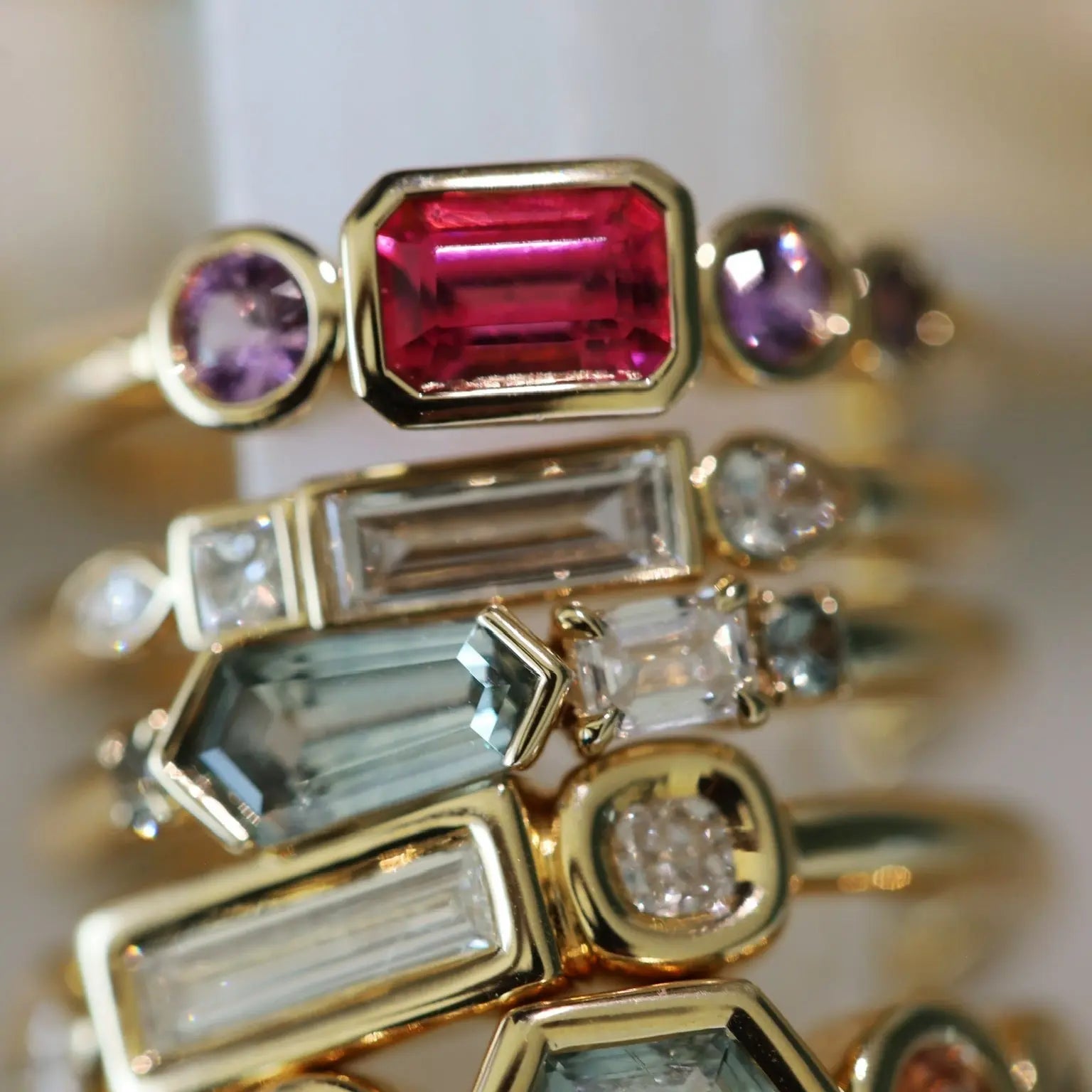 0.56ct Hot Pink Sapphire Linear Band - Image 4