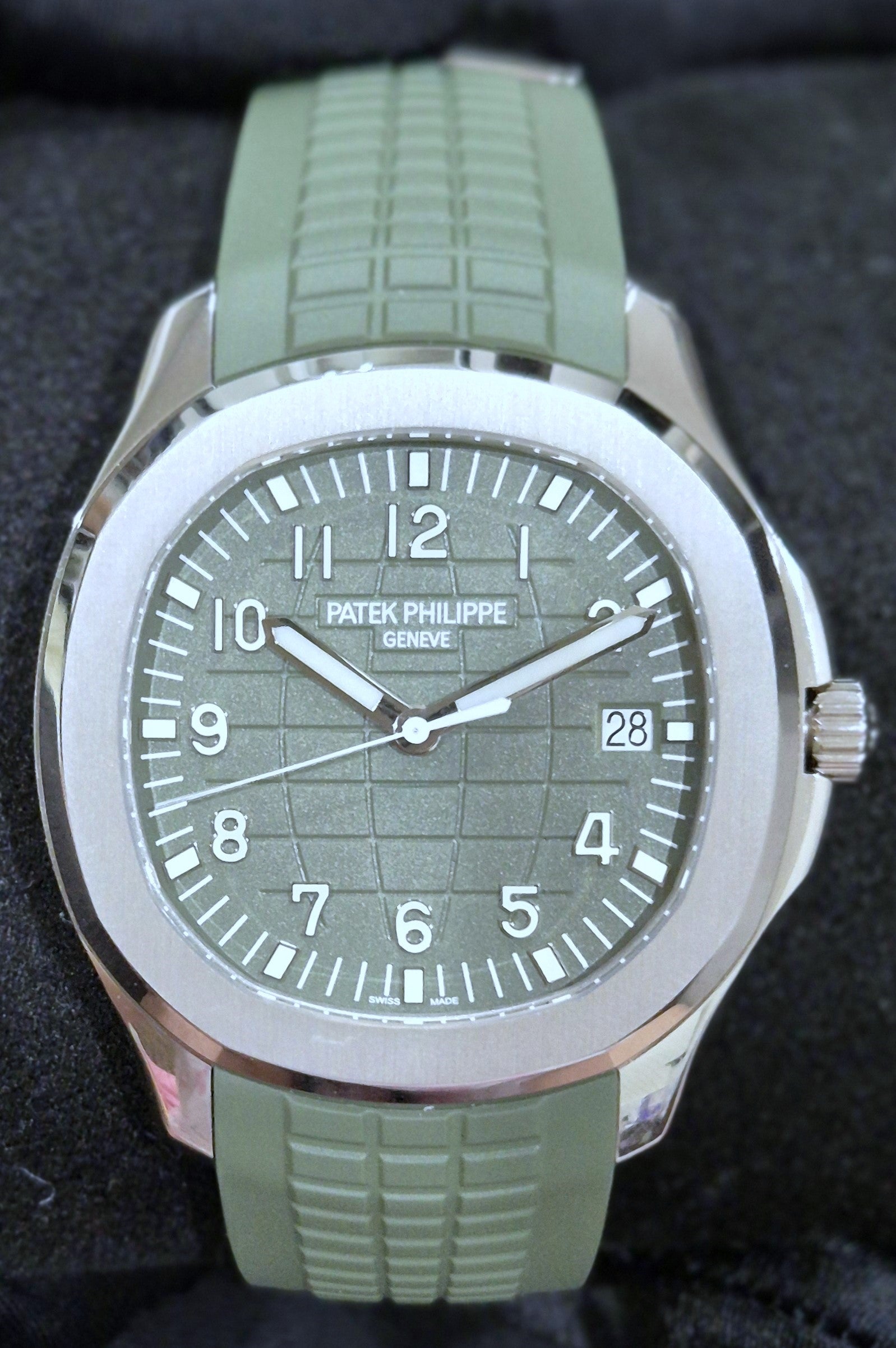 Patek Philippe Aquanaut Green White Gold 5168G-010 | 2024 | 42.2 mm