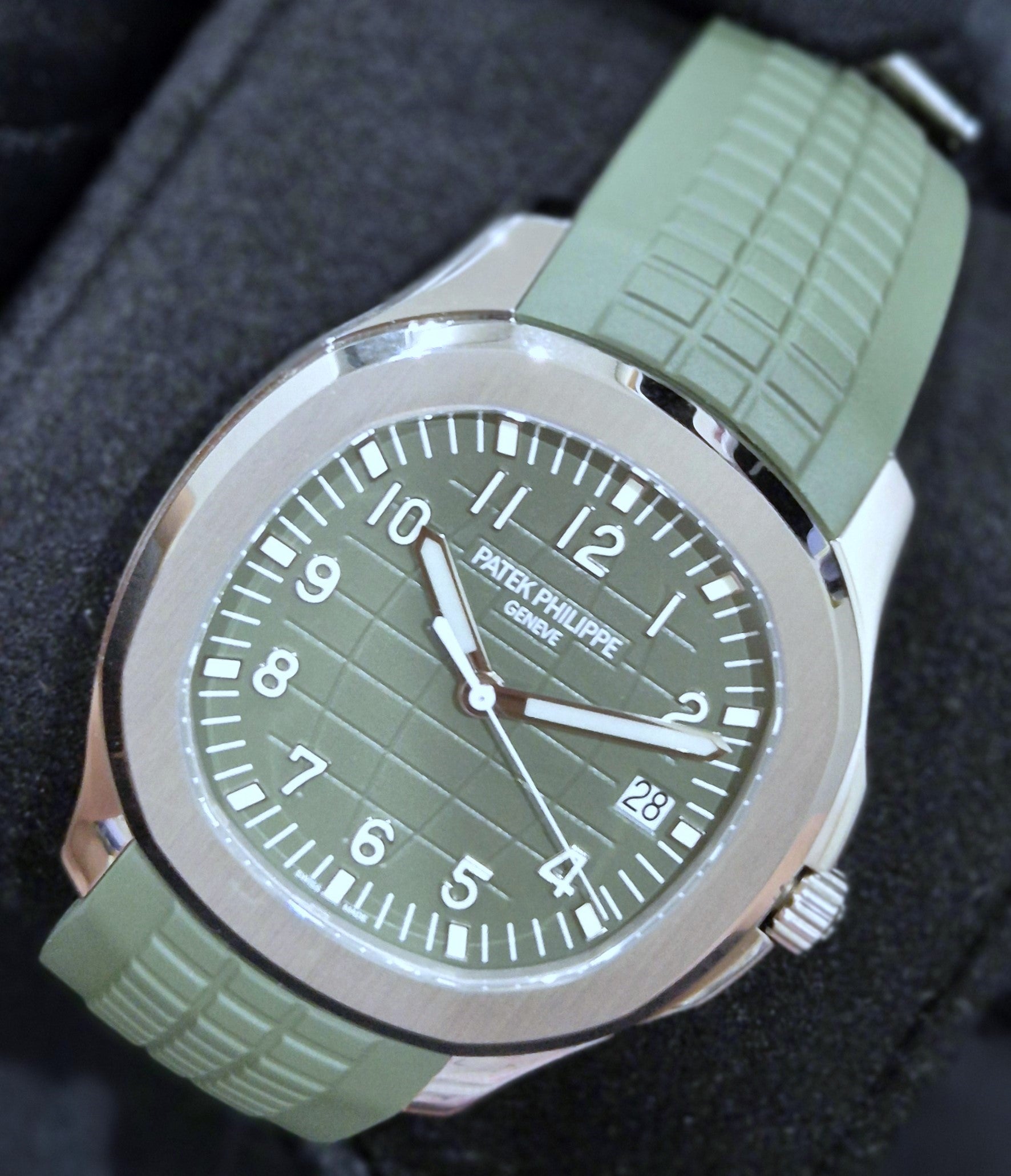 Patek Philippe Aquanaut Green White Gold 5168G-010 | 2024 | 42.2 mm - Image 3