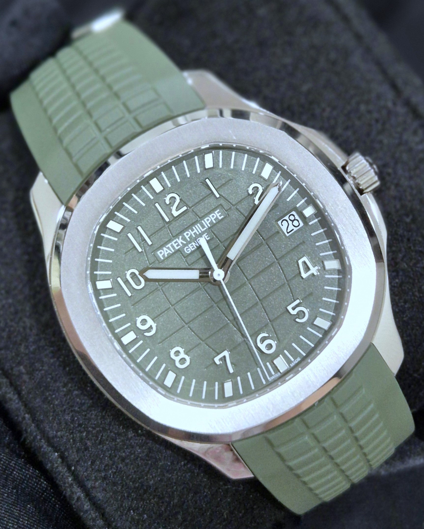 Patek Philippe Aquanaut Green White Gold 5168G-010 | 2024 | 42.2 mm - Image 2