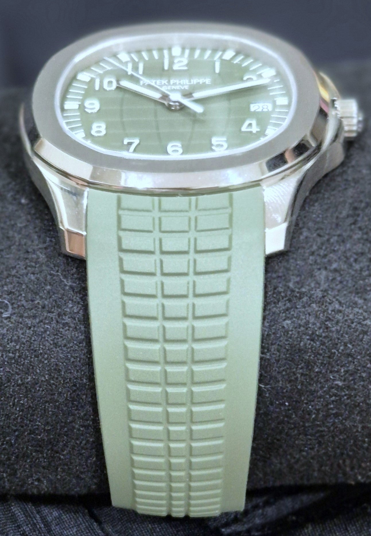 Patek Philippe Aquanaut Green White Gold 5168G-010 | 2024 | 42.2 mm - Image 4