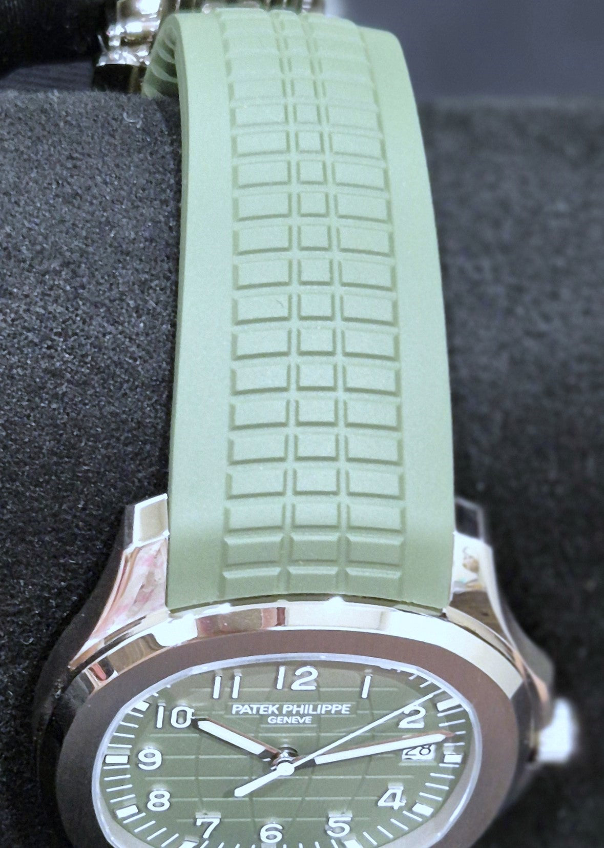 Patek Philippe Aquanaut Green White Gold 5168G-010 | 2024 | 42.2 mm - Image 5