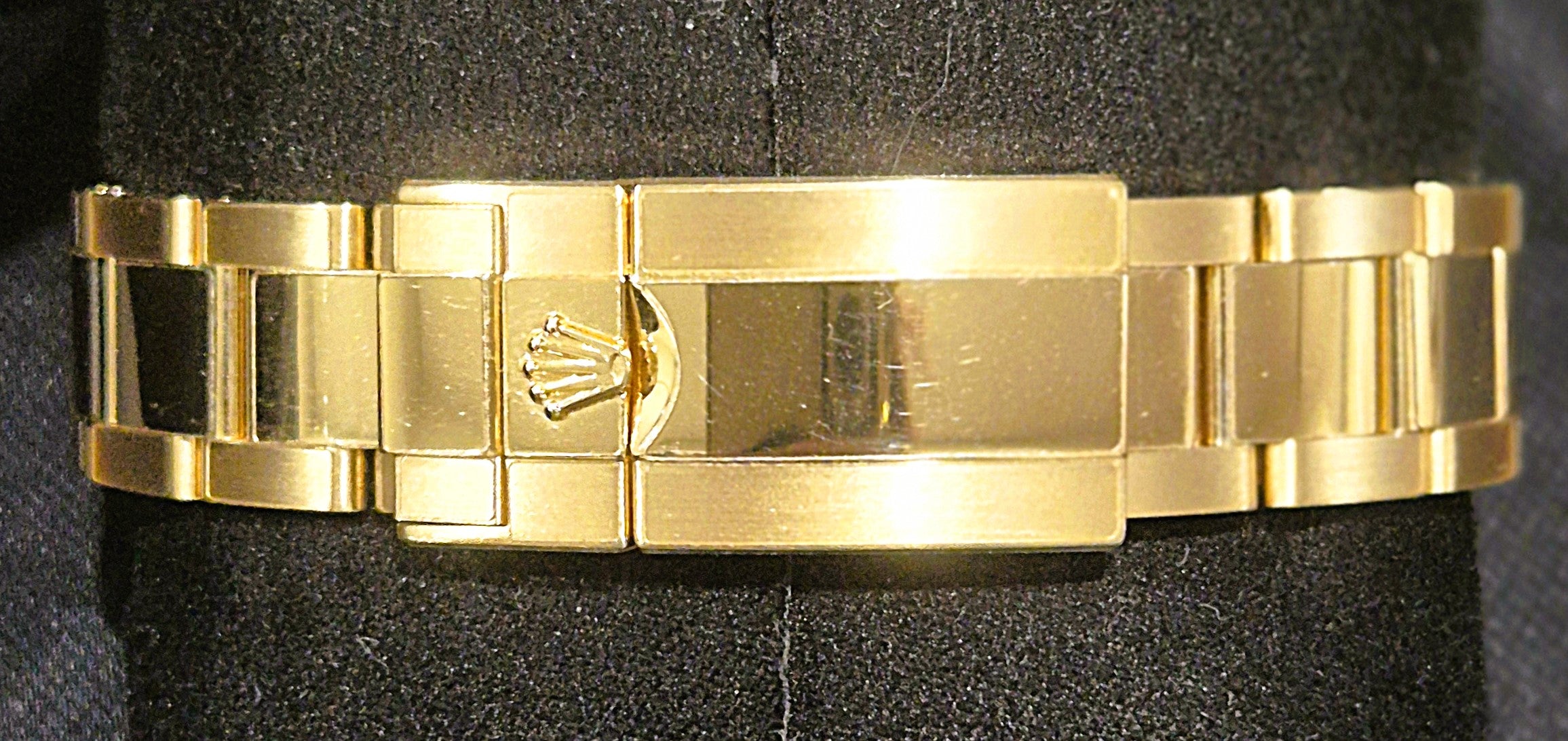 Rolex Cosmograph Daytona Yellow Gold Black Dial with Gold Rings 126508 | 2025 | 40mm - Image 6