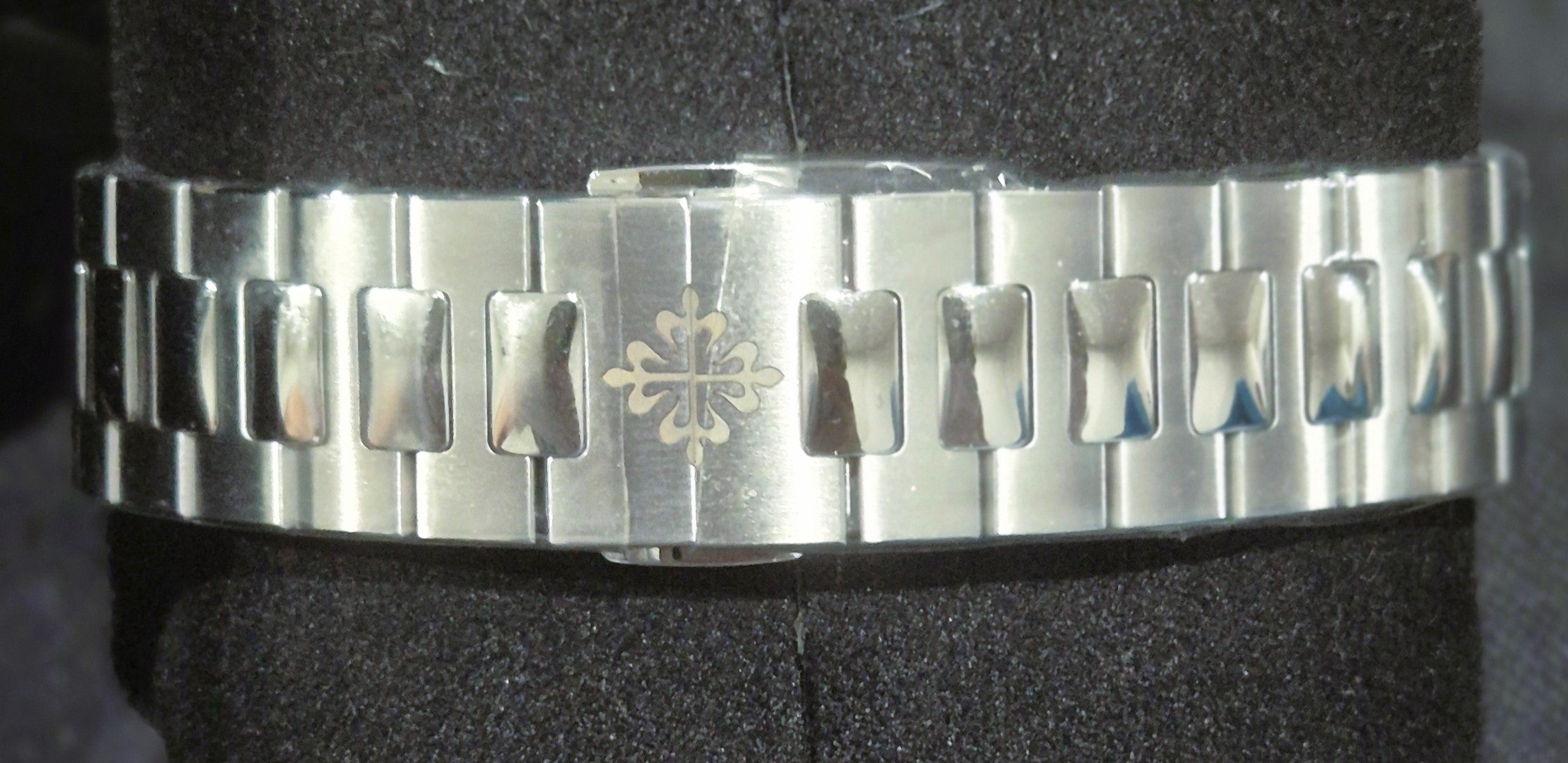 Patek Philippe Nautilus Sunburst Blue Dial Stainless Steel Q4 5990/1A-011 | 2025 | 40.5mm - Image 5