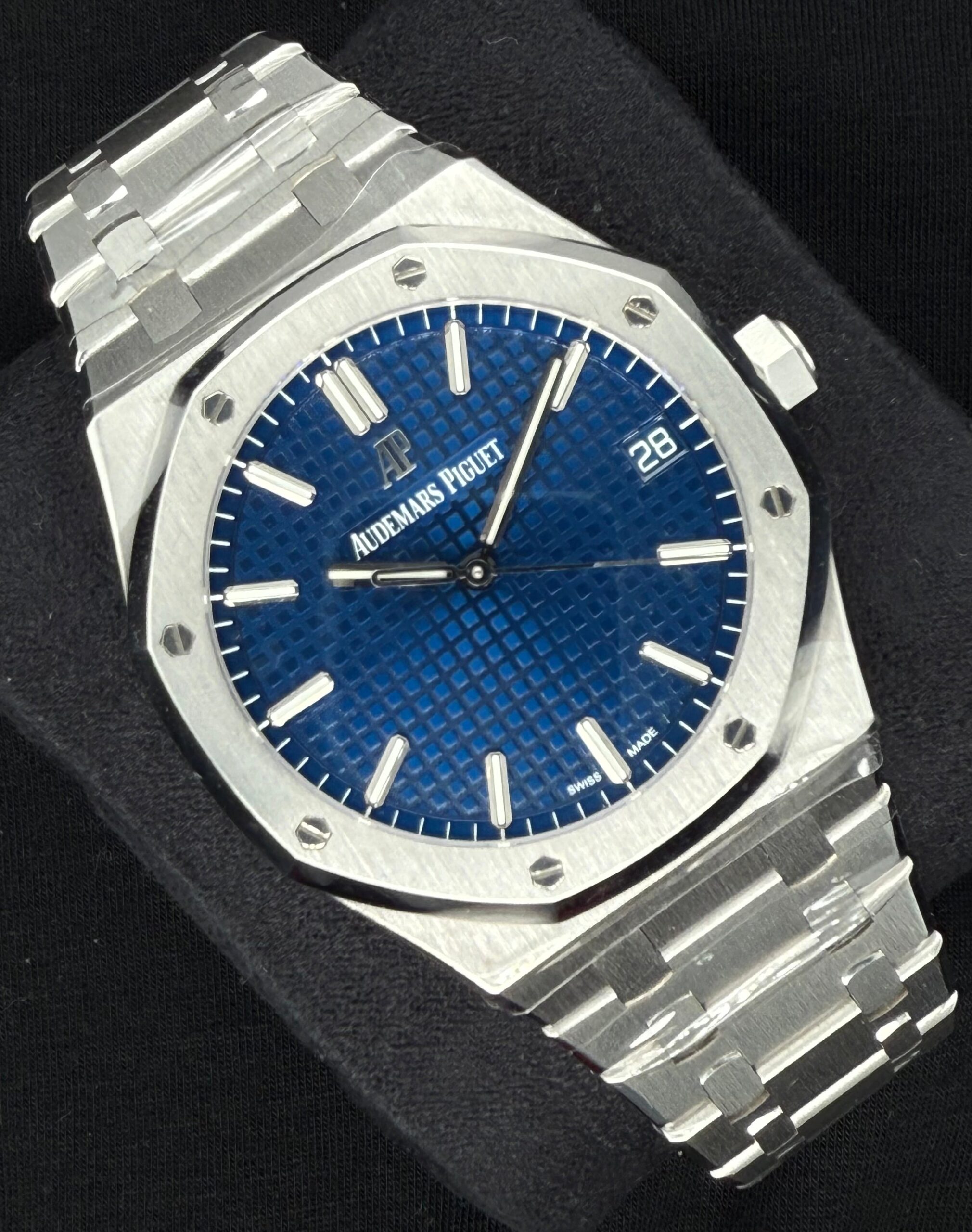 Audemars Piguet Royal Oak 18KT White Gold Blue Dial Limited Edition 1/300 15503BC | 2021 | 41mm - Image 2