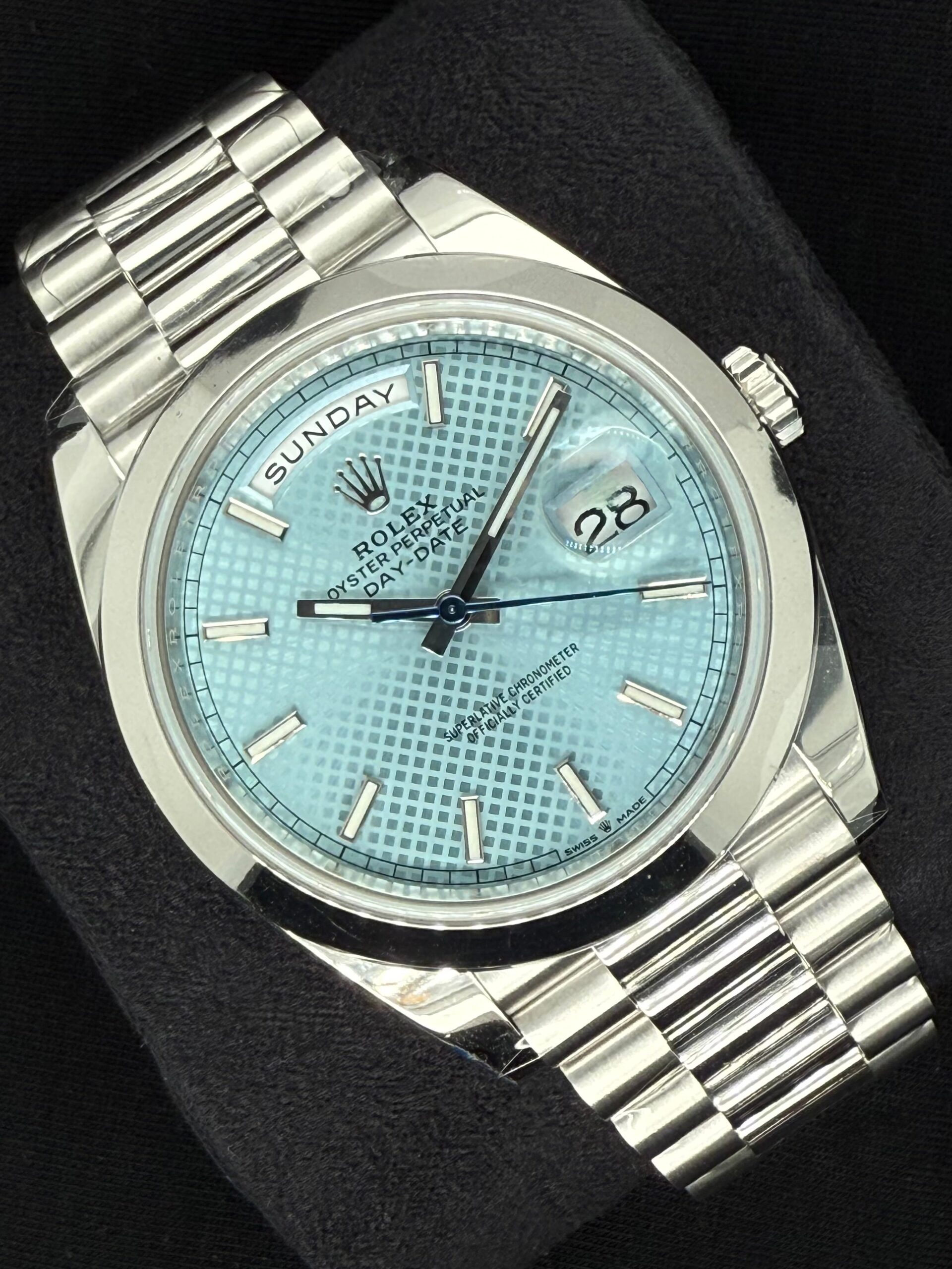 Rolex Day-Date 40 Platinum Ice Blue Motif Dial 228206 | 2021 | 40mm - Image 2