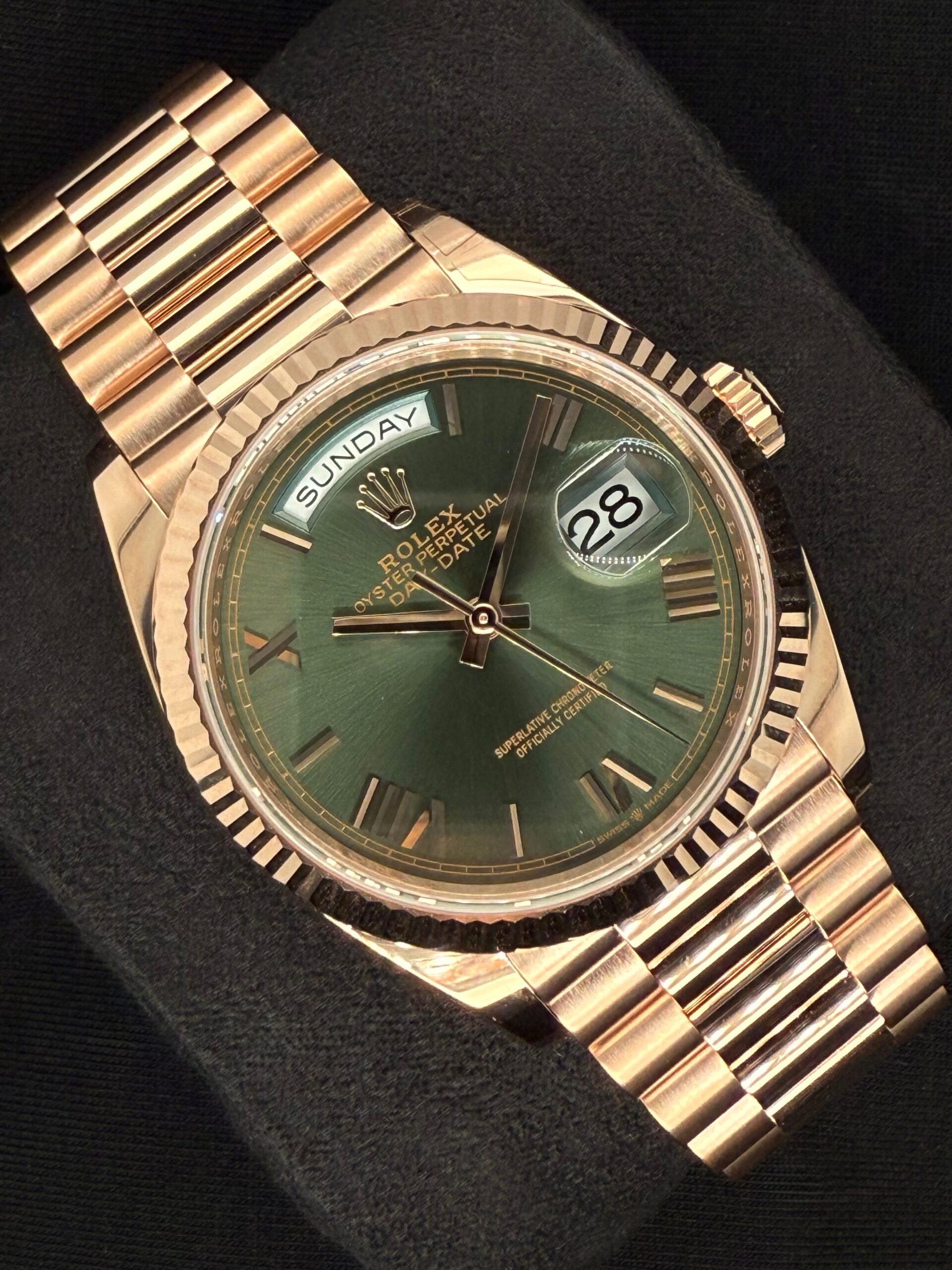 Rolex Day-Date 36 Olive Green Roman Everose Gold 128235 | 2025 | 36mm - Image 2